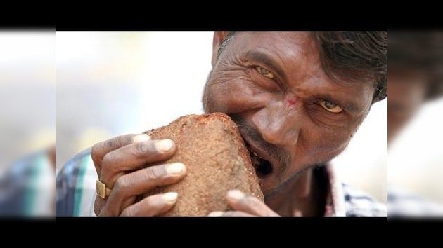 Inaudito: Un indio come ladrillos como si fueran rosquillas