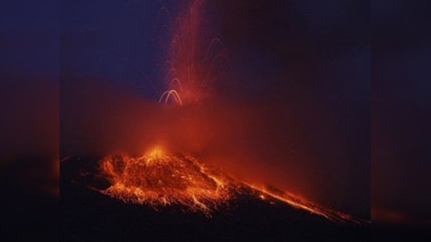 Un volcán cubre de cenizas el cielo de Ecuador
