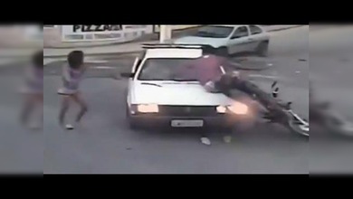La reacción más romántica en un accidente de tránsito