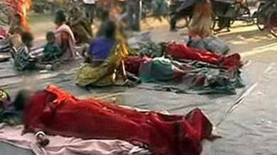 Video: Dejan en la calle a más de 100 indias tras una esterilización en masa