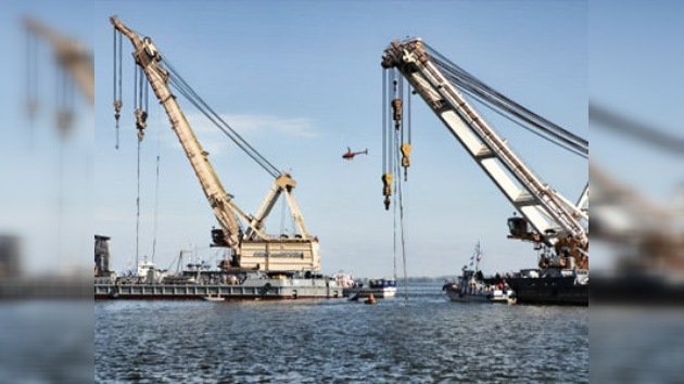 Han iniciado el levantamiento de la nave Bulgaria desde el fondo del río Volga