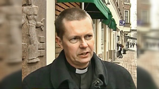 Privan del sacerdocio a un pastor por criticar sitio de extremistas