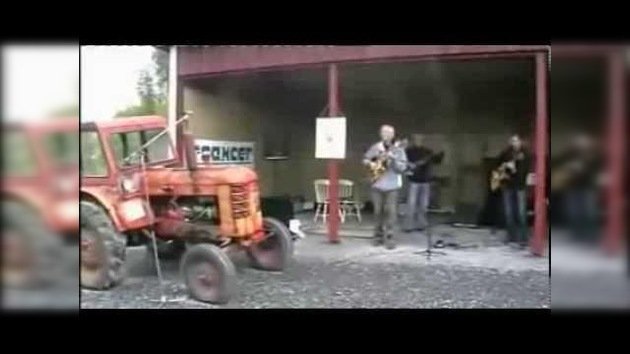 Singular cuarteto: un tractor y tres músicos