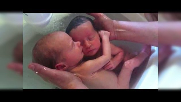 Conmovedor video de unos gemelos recién nacidos tomando un baño
