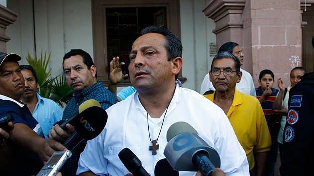 Un sacerdote encabeza una protesta contra el cártel del narcotráfico en Michoacán
