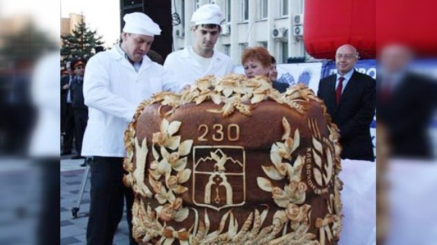 Fabrican la mayor hogaza del mundo para el aniversario de una ciudad rusa