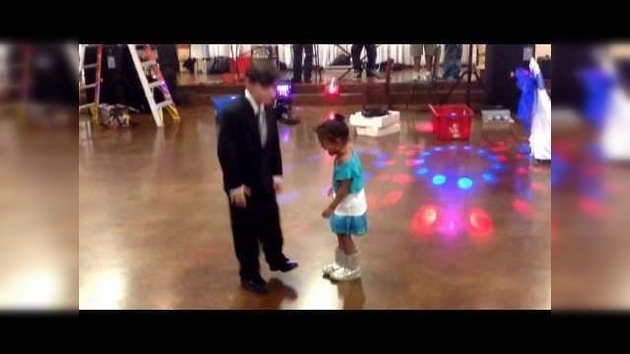 Una niña celosa recibe una buena lección de un pequeño bailarín