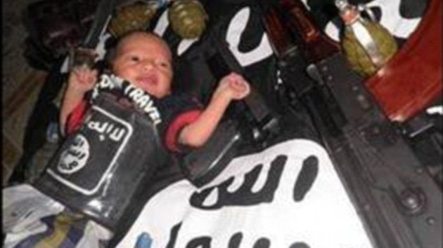 'Bebé de la yihad' posa con un Kaláshnikov sobre la bandera del Estado Islámico