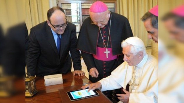El Papa envía su primer 'tweet' usando un iPad