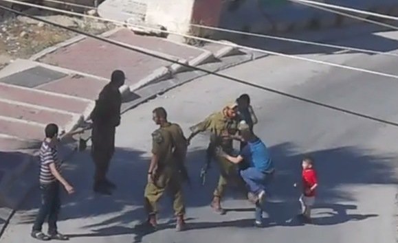 Video: Graban a un soldado israelí pegando a un niño palestino de 12 años