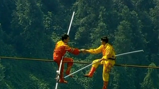 Vídeo de vértigo: Un trío de equilibristas chinos bate récord mundial sobre el alambre
