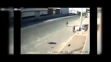 Se salva de una muerte segura gracias a un poste