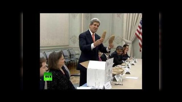 Kerry regala a Lavrov dos patatas de Idaho antes del inicio de las conversaciones en París