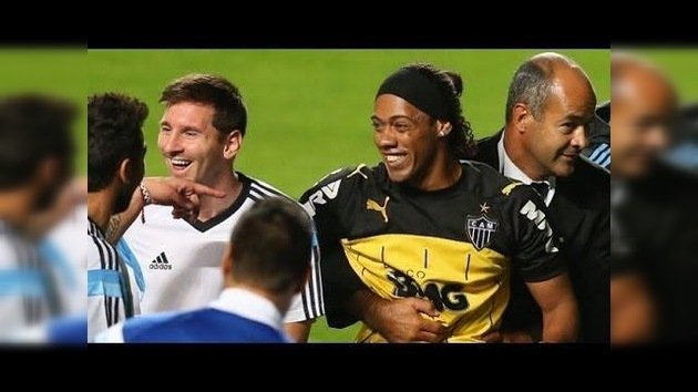 Un ‘doble’ de Ronaldinho logra engañar a Messi