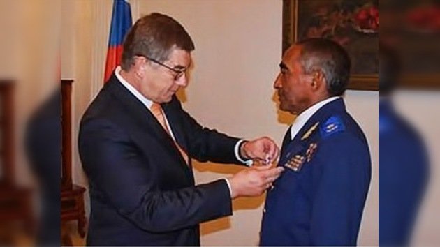 Rusia entrega una medalla al 'Gagarin' latinoamericano
