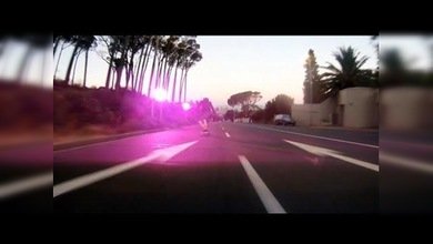 Cuesta abajo en ‘longboard’ por una carretera repleta de autos a 110 km/h