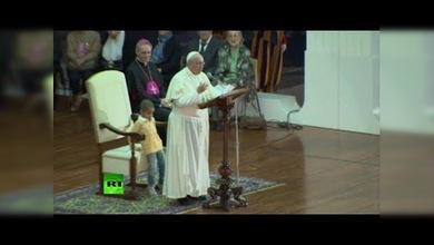 ¿El papa del futuro? El niño que le 'robó' el asiento a Francisco en plena misa