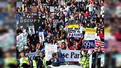 Los manifestantes pasean a un 'pulpo Ocupa' en el 123 Desfile de las Rosas en California