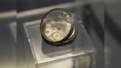 El timón, una pipa o 17 toneladas de casco: exhiben restos del Titanic antes de su subasta