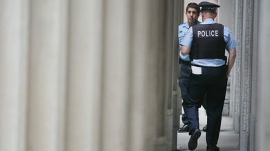 Una mujer demanda a la Policía de EE.UU. por detener e interrogar a su hijo de 10 años