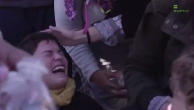 Caso Ferguson: Policías rocían gas pimienta a manifestantes