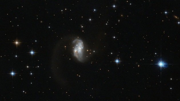 El telescopio Hubble capta una extraña galaxia con forma de gusano