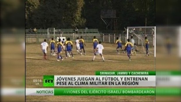 Jugar el fútbol a pesar de la discriminación y los problemas sociales