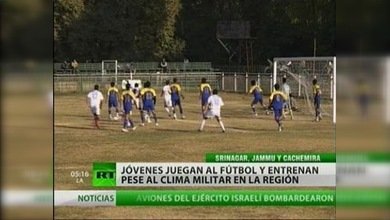 Jugar el fútbol a pesar de la discriminación y los problemas sociales