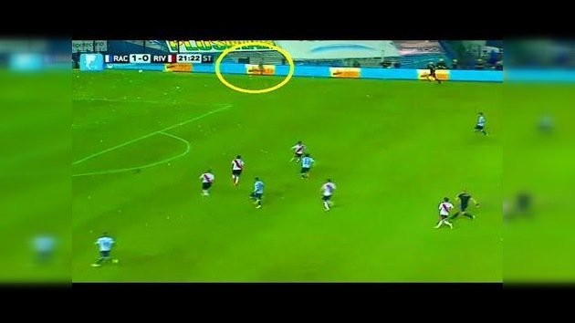 El fantasma de la cancha aparece durante un partido de la liga argentina