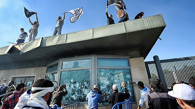 Manifestantes entran en la embajada de EE.UU. en Túnez