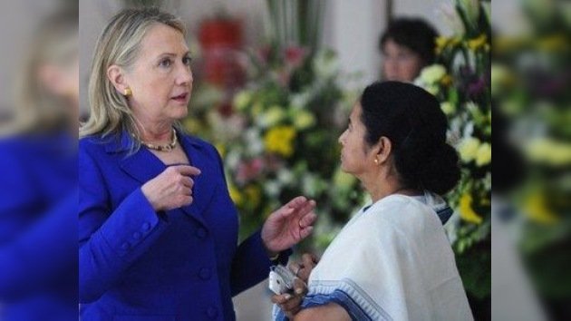 Clinton presiona para que la India reduzca las importaciones de petróleo iraní