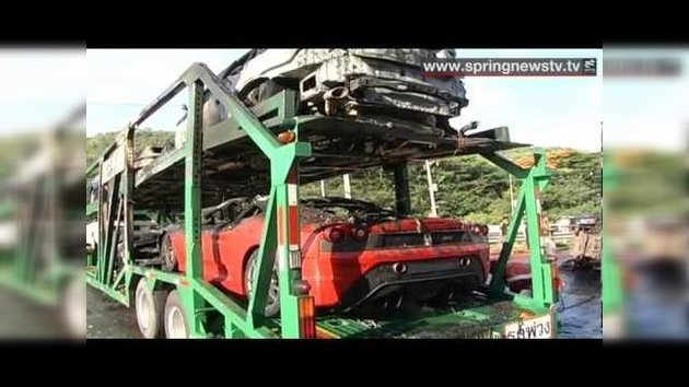 Vídeo: En Tailandia se quema un remolque lleno de carros de lujo
