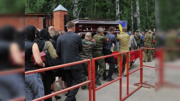 Entierran en un cementerio a las afueras de Moscú al asesinado excoronel Yuri Budánov 