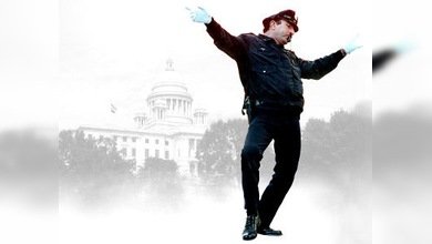 Un policía de tráfico bailarín para Navidad