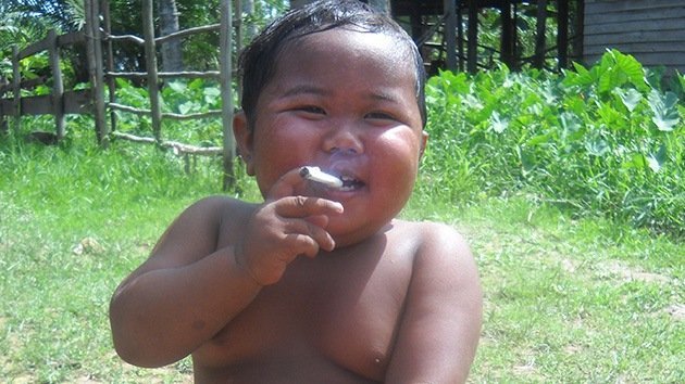 El famoso niño fumador de Indonesia deja el tabaco pero se hace adicto a la comida