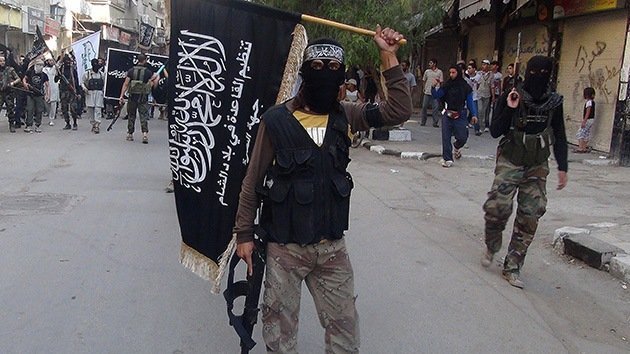 Un yihadista danés miembro del Estado Islámico posa con cabezas cortadas