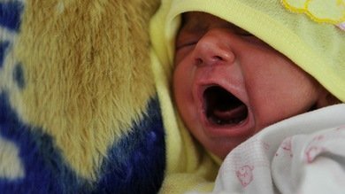 Un bebe nace después de que sus padres mueran en un accidente