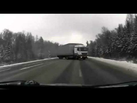 Un conductor con suerte se libra de impactar contra un camión