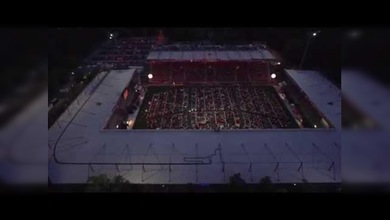 Hinchas alemanes traen sofás al estadio para ver los partidos en una 'sala de estar gigante'