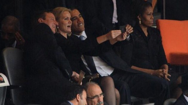 Primera ministra danesa se hace un 'selfie' con Obama durante el funeral de Mandela