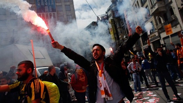 Fotos: La Policía lanza gases y agua para dispersar a hinchas en Estambul