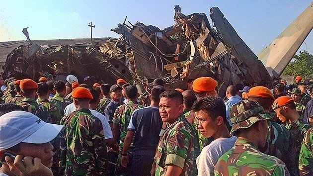 Un avión militar se estrella en una zona urbana de Indonesia