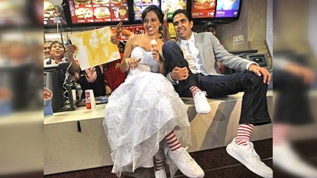 Una pareja se casó en McDonald´s por primera vez en América Latina 