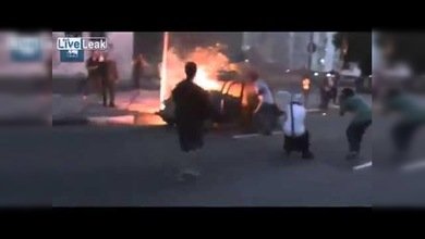 Salvan a una familia de un coche en llamas