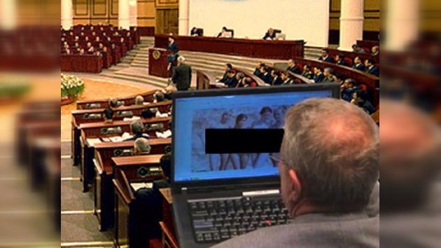 Miembro del Senado 'pillado' viendo imágenes obscenas