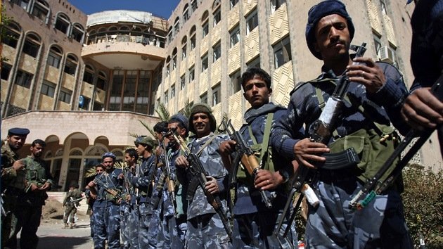 Decenas de personas mueren en un ataque suicida en Yemen
