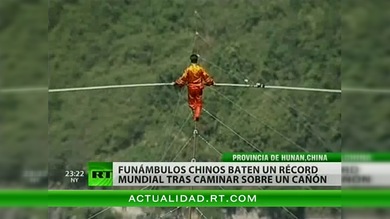 Funámbulos chinos baten récord mundial en una cuerda floja de casi 1500 metros 