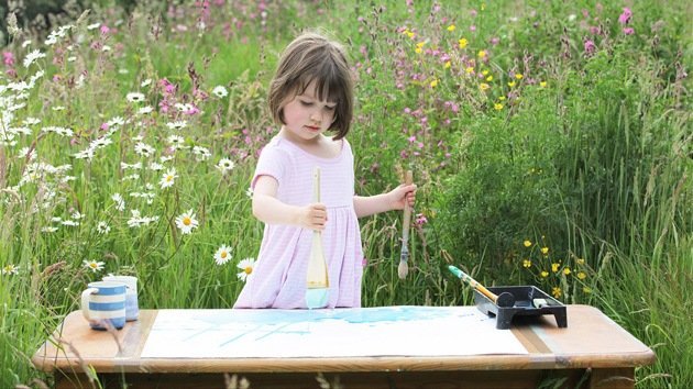 Genio de la pintura: Una niña autista vende sus cuadros por miles de dólares