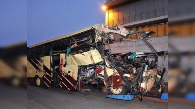 Imágenes: un accidente de autobús en Suiza deja 22 niños muertos