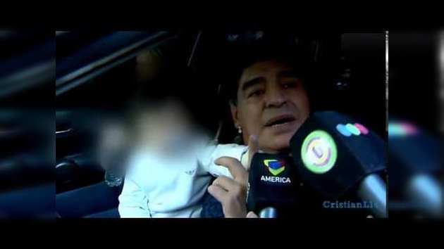 Maradona cachetea a un periodista en una nueva polémica